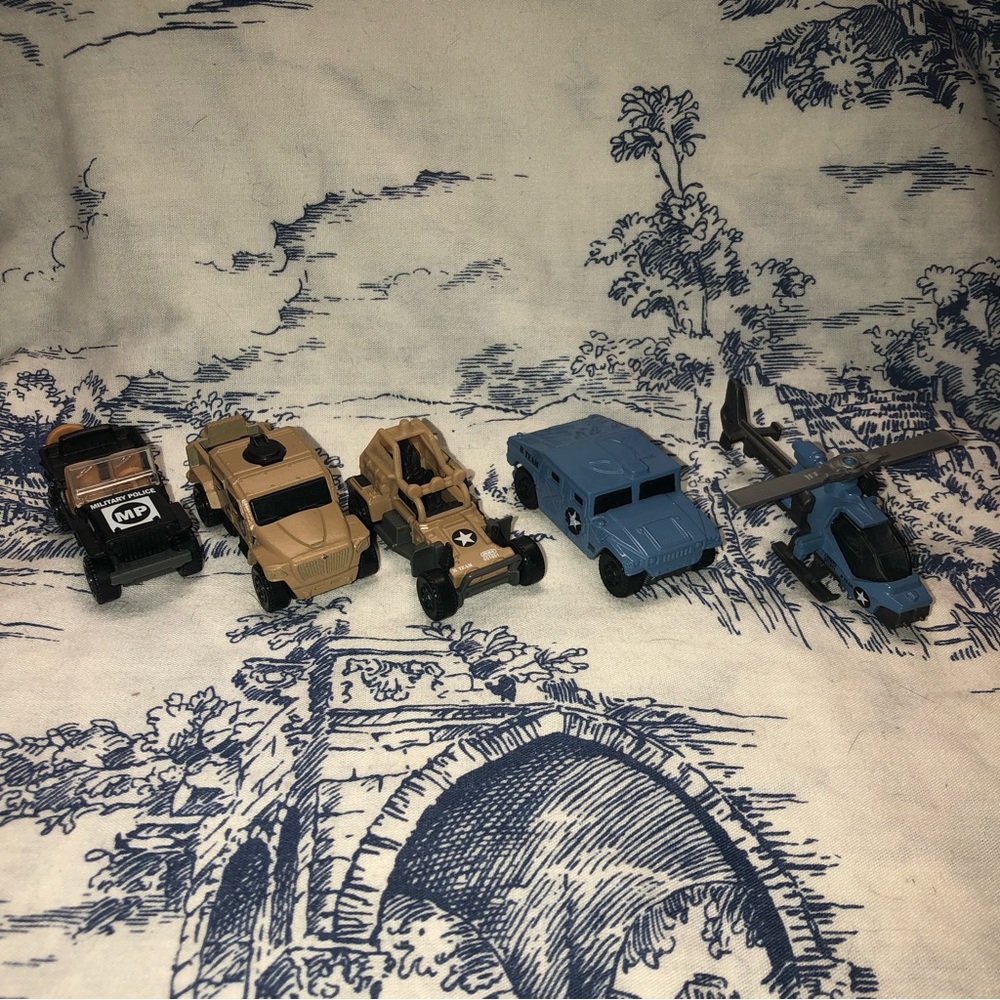 Lot of 5 Matchbox Military Vehicles MB784,MB888,MB910,MB983,MB880, Jeep, Humvee